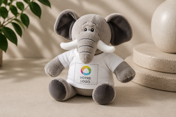 Éléphant en peluche avec T-shirt personnalisé
